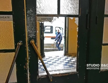 Ναύπλιο: Ρομά έσπασε τα τζάμια στο Δικαστικό Μέγαρο επειδή δεν... αθώωσαν τον συγγενή του (βίντεο)